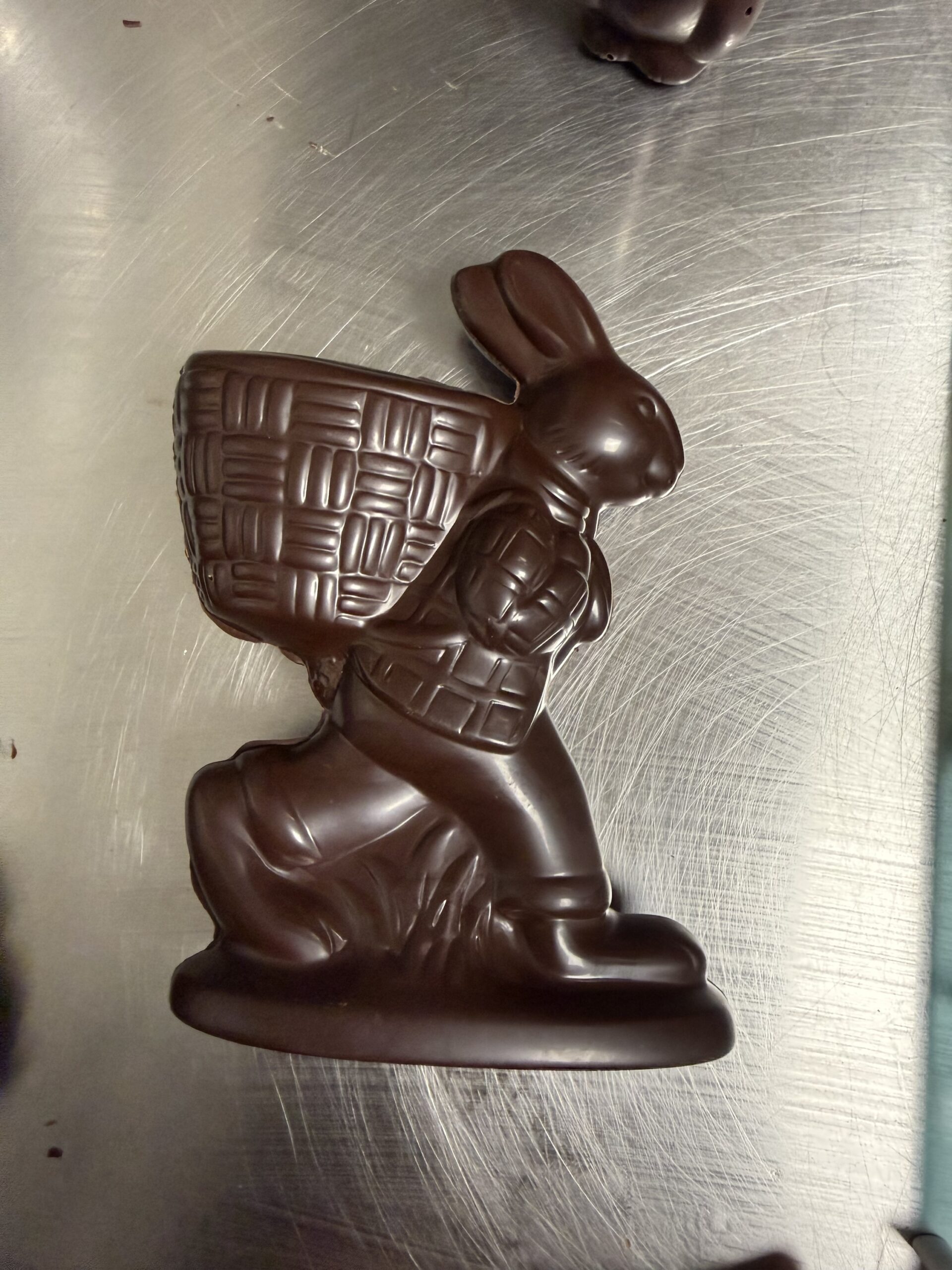 Lapin et son panier (14 cm) - 1 pièce