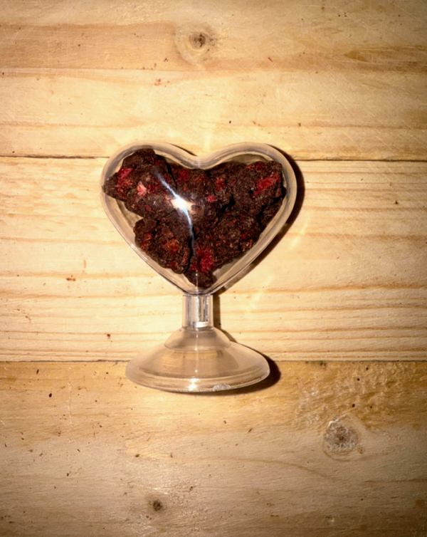 Morceaux de framboises au chocolat noir - coeur sur pied